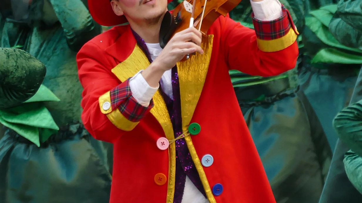 La sfilata della prima domenica di festa a Foiano con il Carnevale La sfilata della prima domenica di festa a Foiano con il Carnevale