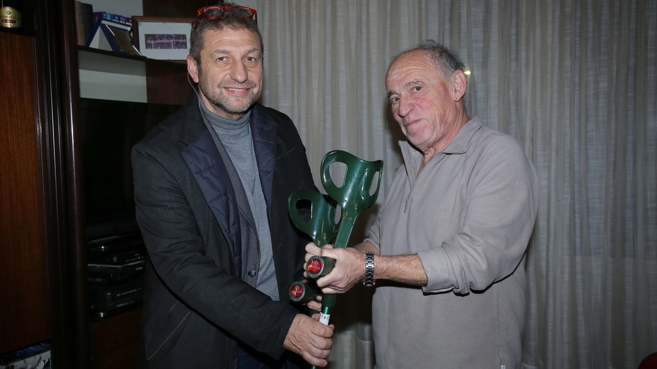 L’assessore Nicola Paolesu ha consegnato le nuove stampelle a Fabio Viti L’assessore Nicola Paolesu ha consegnato le nuove stampelle a Fabio Viti