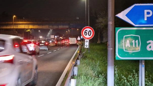 Il cartello con il presunto limite a 60 km/h messo per errore dai dipendenti Anas in superstrada (Acerboni/fotoCastellani) Il cartello con il presunto limite a 60 km/h messo per errore dai dipendenti Anas in superstrada (Acerboni/fotoCastellani)