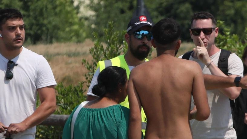 Una trentina di persone da mesi in un terreno privato accanto al giardino. Lo sfogo di Pierguidi: "La Lega dice di risolvere i problemi in 24 ore? Lo faccia". Una trentina di persone da mesi in un terreno privato accanto al giardino. Lo sfogo di Pierguidi: "La Lega dice di risolvere i problemi in 24 ore? Lo faccia".
