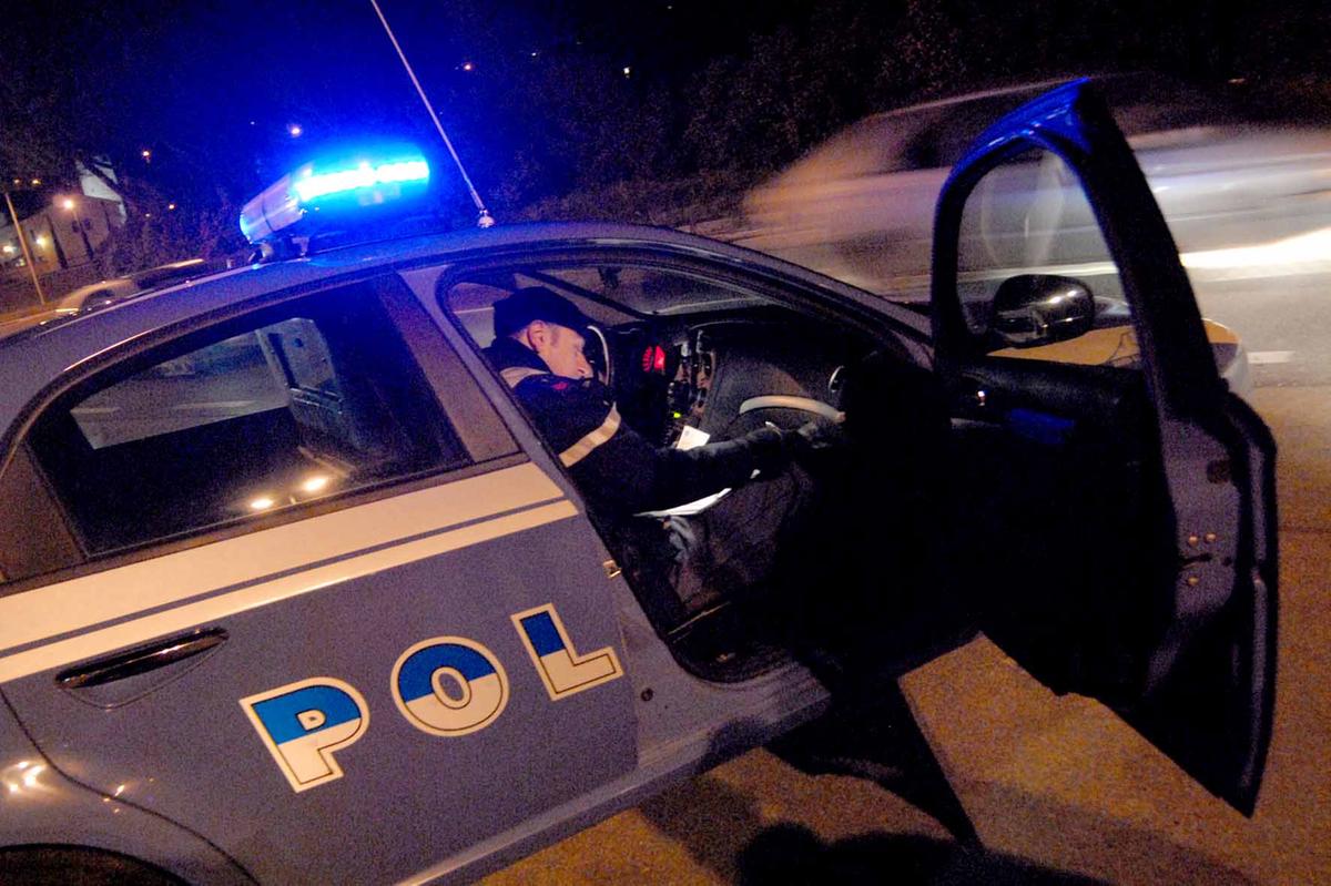 Ignorano l’alt della polizia e scappano in auto: fermati, avevano mezzo chilo di eroina