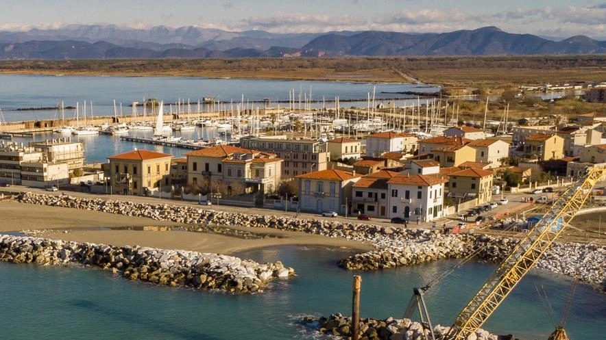 La chiatta. con i massi per il ripristino delle scogliere danneggiate dalle mareggiate La chiatta. con i massi per il ripristino delle scogliere danneggiate dalle mareggiate