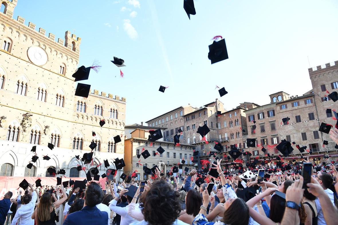 https://www.lanazione.it/image-service/view/acePublic/alias/contentid/YjVlYjQ2ZDgtOTRlNy00/0/graduation-day-attesi-800-neodottori-in-piazza-del-campo.jpeg