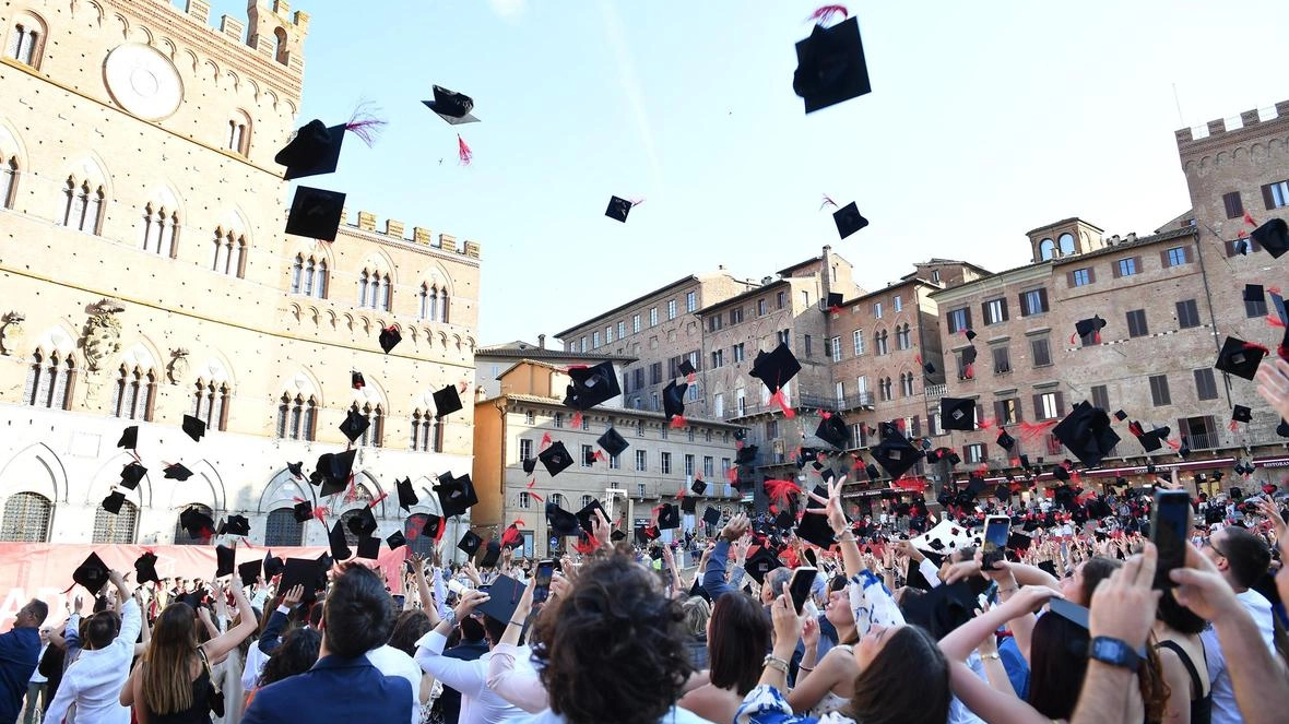 La cerimonia in piazza del Campo prevede la chiamata, uno ad uno, dei laureati dell’ultimo anno, la consegna della pergamena dalle mani del rettore o del direttore del Dipartimento e infine il ’lancio del Tòcco’ La cerimonia in piazza del Campo prevede la chiamata, uno ad uno, dei laureati dell’ultimo anno, la consegna della pergamena dalle mani del rettore o del direttore del Dipartimento e infine il ’lancio del Tòcco’