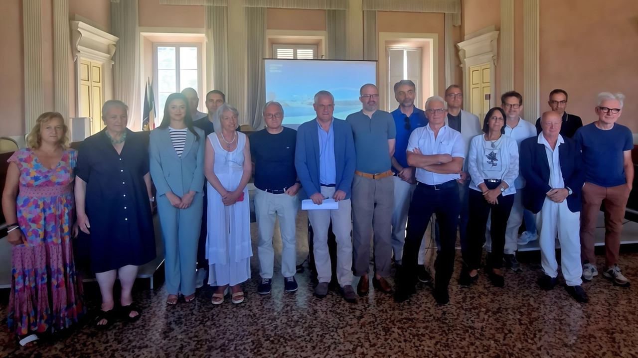 Il presidente Pierucci e i membri del Comitato di indirizzo che selezioneranno le tre proposte finaliste (foto Alcide) Il presidente Pierucci e i membri del Comitato di indirizzo che selezioneranno le tre proposte finaliste (foto Alcide)
