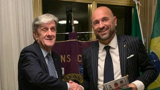 Ospite del Lions il dirigente Manganelli del commissariato di Poggibonsi. Truffe telefoniche agli anziani, la campagna di informazione non si ferma. . Ospite del Lions il dirigente Manganelli del commissariato di Poggibonsi. Truffe telefoniche agli anziani, la campagna di informazione non si ferma. .