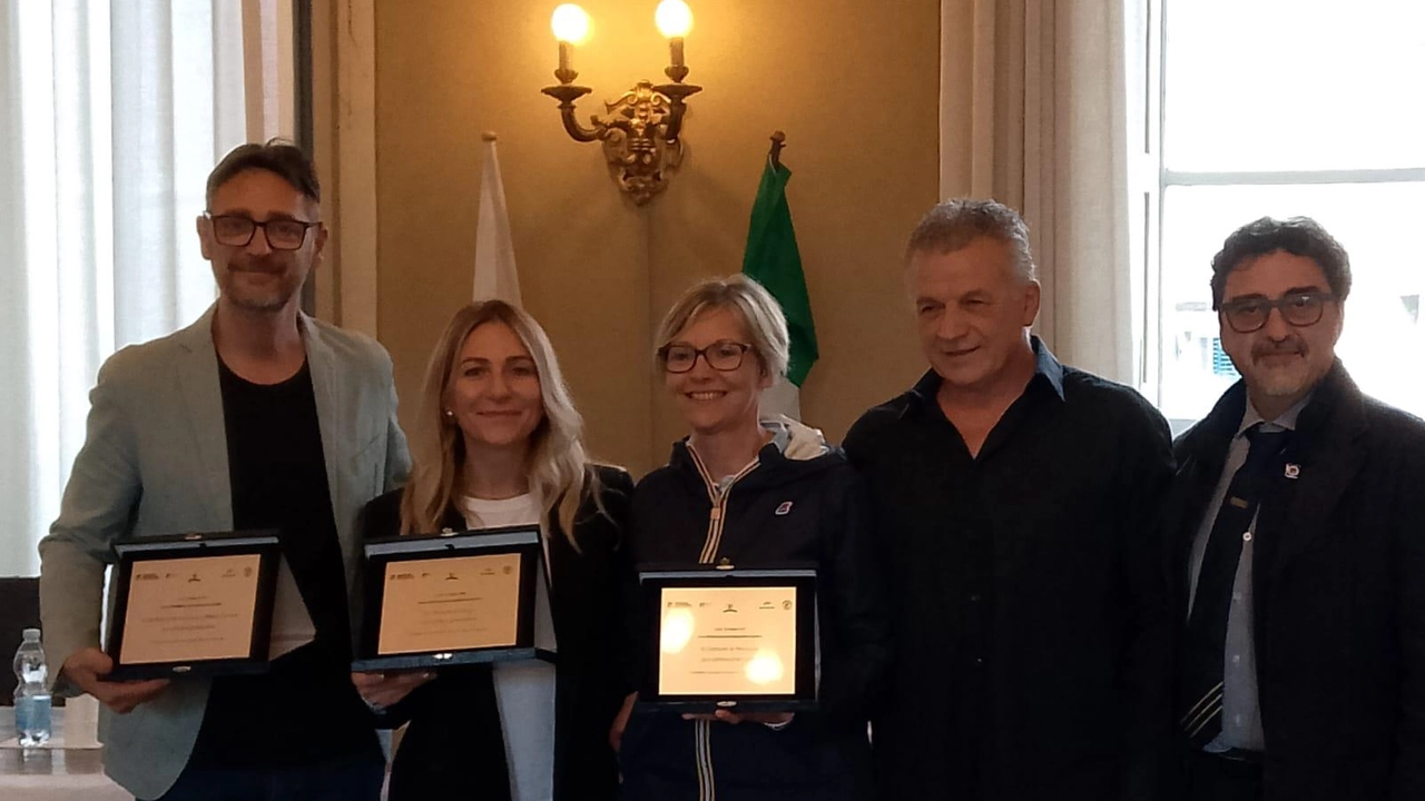 Festa a Palazzo Sani, sede di Confcommercio, dove giovedì mattina si è svolta la cerimonia di consegna dei brevetti a... Festa a Palazzo Sani, sede di Confcommercio, dove giovedì mattina si è svolta la cerimonia di consegna dei brevetti a...