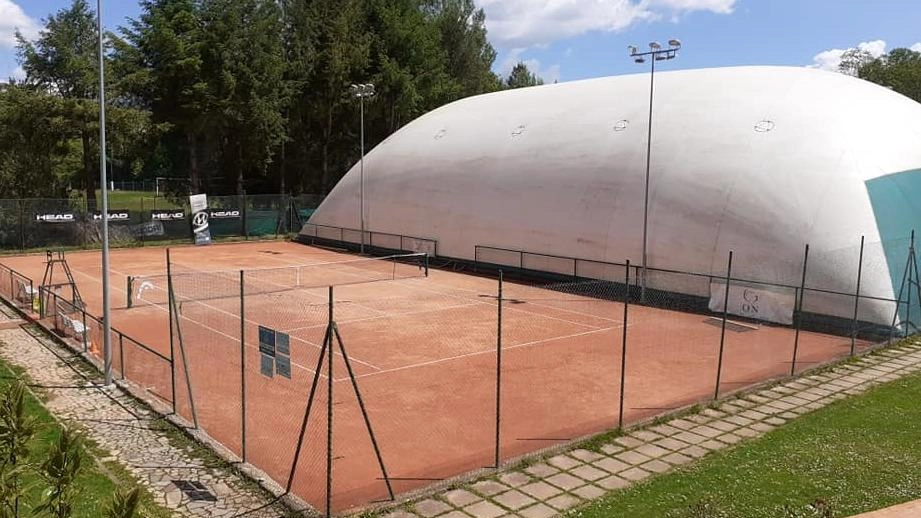 RICCÒ DEL GOLFO Il tennis come motore di promozione sociale, sportiva e didattica. Valori nobili, quelli che sono stati messi nero...