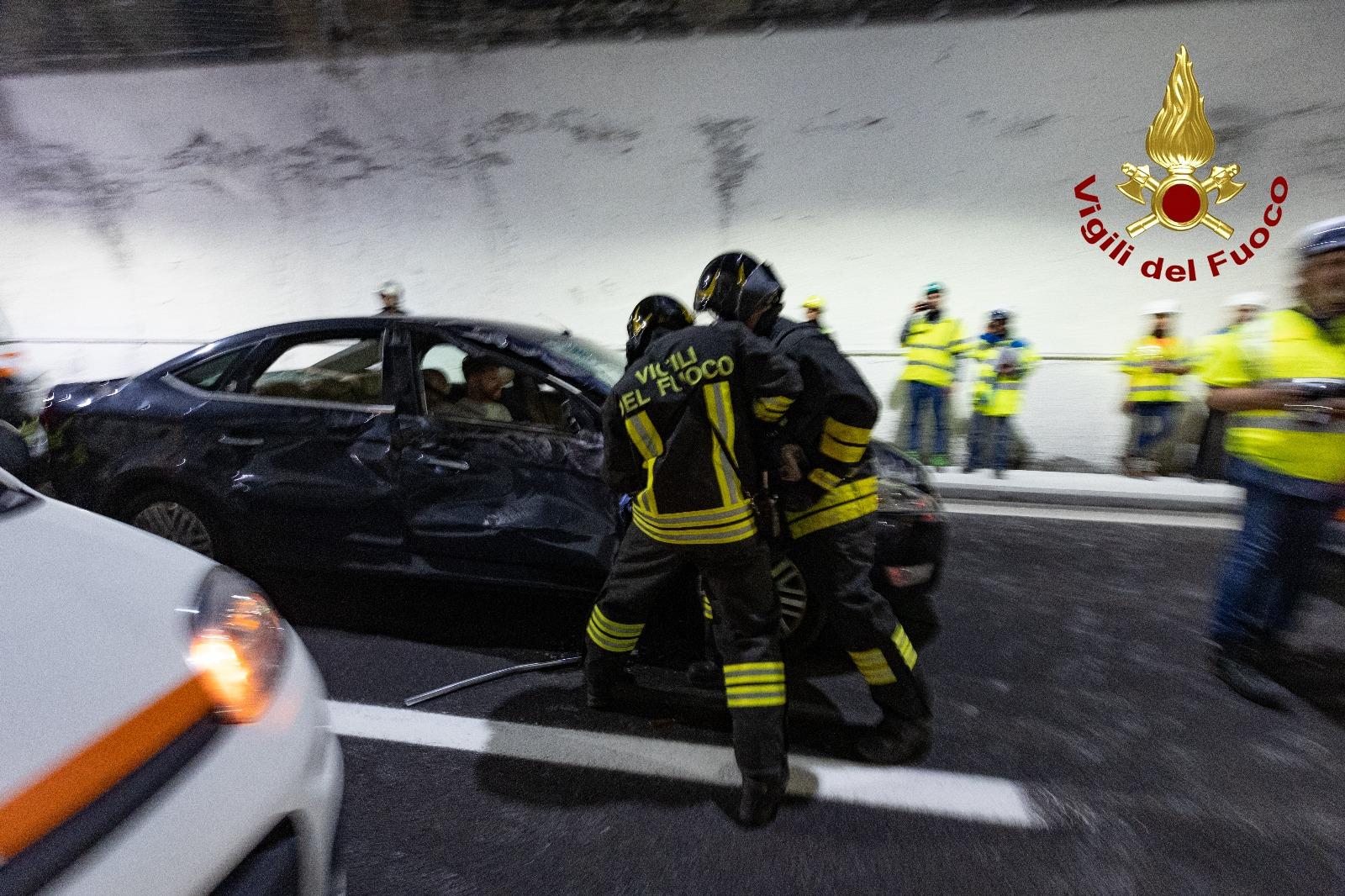 Incidente stradale e rogo in galleria, esercitazione sulla A1. Testati i robot antincendio Incidente stradale e rogo in galleria, esercitazione sulla A1. Testati i robot antincendio