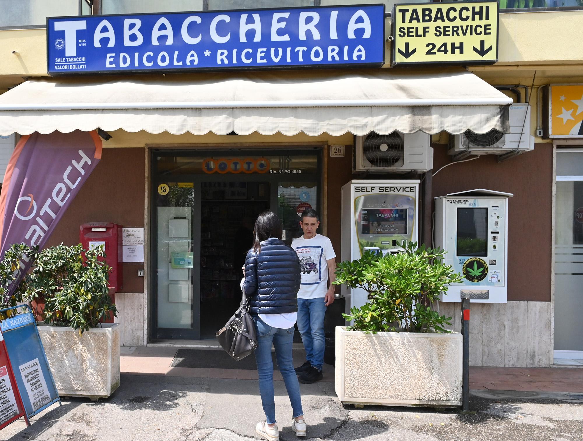 La tabaccheria Occhiblu a Ponte San Giovanni dove sono stati vinti oltre 700mila euro (Foto Crocchioni)