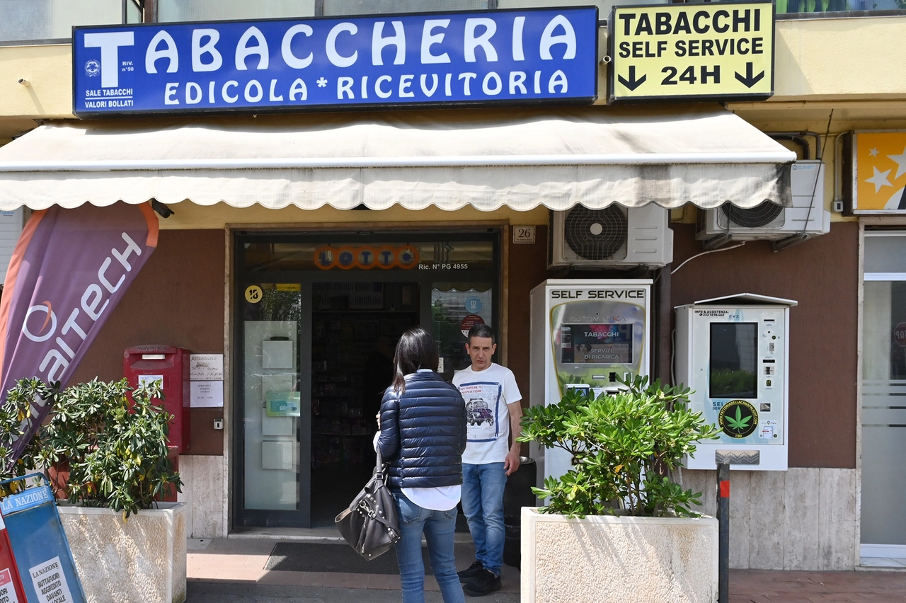 La tabaccheria Occhiblu a Ponte San Giovanni dove sono stati vinti oltre 700mila euro (Foto Crocchioni)
