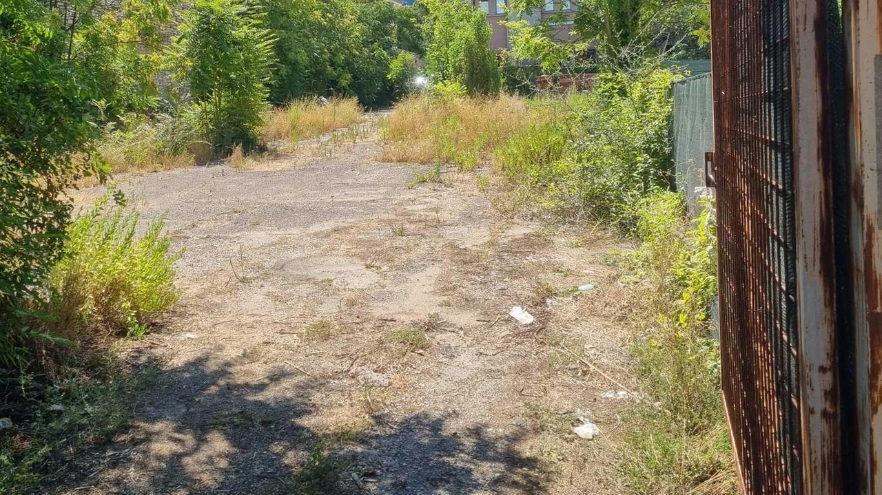 Il piazzale “incriminato“, già teatro di un cantiere in totale abbandono. e. ora. fonte di degrado dal punto di vista ambientale e sanitario Il piazzale “incriminato“, già teatro di un cantiere in totale abbandono. e. ora. fonte di degrado dal punto di vista ambientale e sanitario