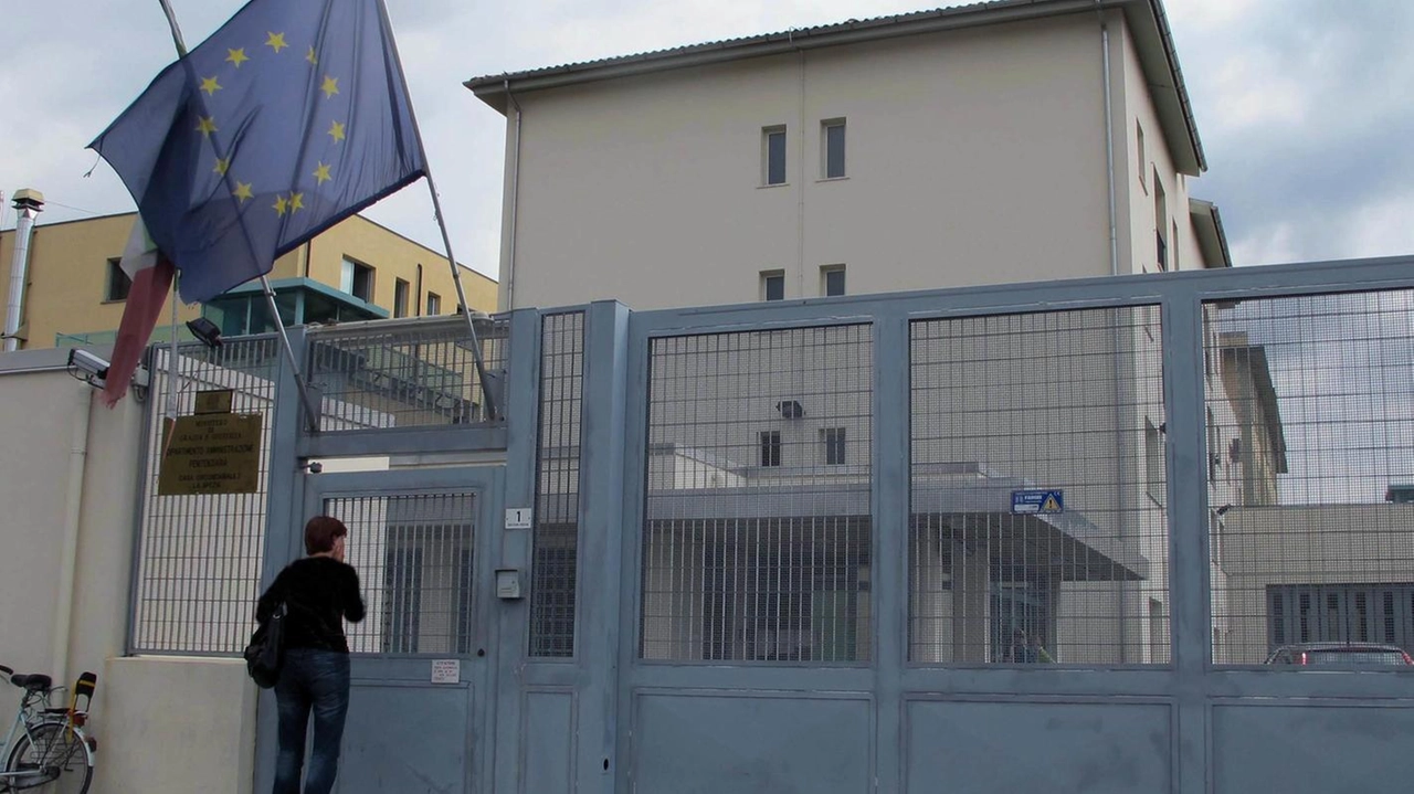 Il penitenziario di Villa Andreino, dove lunedì scorso un uomo di 44 anni ha tentato di togliersi la vita. Ora si trova nel reparto di rianimazione del Sant’Andrea Il penitenziario di Villa Andreino, dove lunedì scorso un uomo di 44 anni ha tentato di togliersi la vita. Ora si trova nel reparto di rianimazione del Sant’Andrea