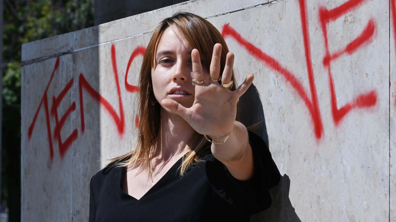 Una foto simbolo per manifestare contro la violenza sulle donne Una foto simbolo per manifestare contro la violenza sulle donne