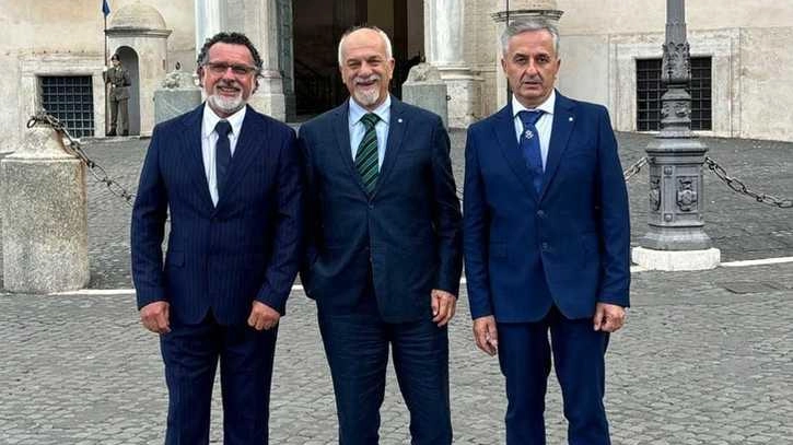 Enrico Lucchesi e Mauro Puppa davanti. al Quirinale con. il Console Provinciale Pietro Franceschini Enrico Lucchesi e Mauro Puppa davanti. al Quirinale con. il Console Provinciale Pietro Franceschini