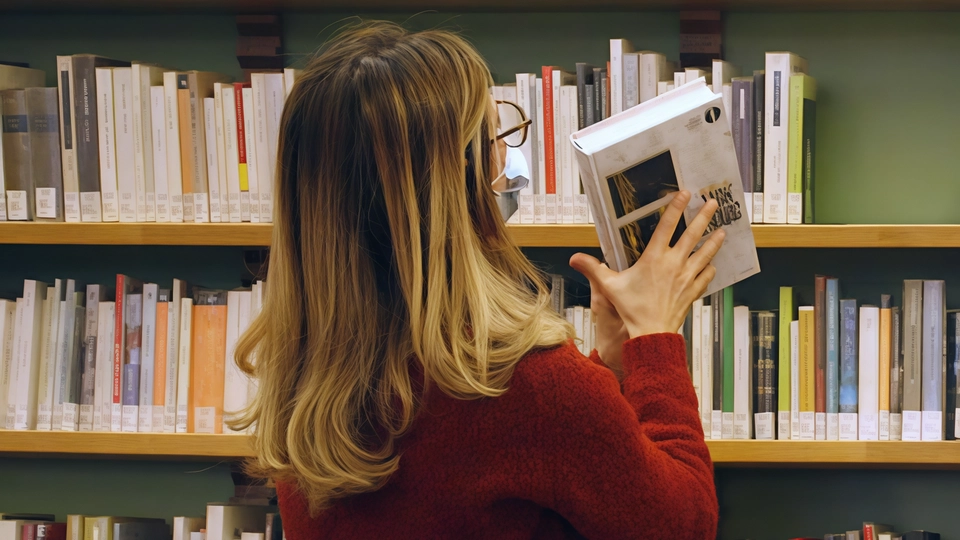 A Barberino Tavarnelle, la biblioteca comunale "Alda Merini" ospita il "passalibro", iniziativa per il riuso dei libri scolastici tra famiglie e studenti, senza scambi commerciali. Un progetto no profit promosso dall'Istituto Comprensivo Don Lorenzo Milani e il Comune. A Barberino Tavarnelle, la biblioteca comunale "Alda Merini" ospita il "passalibro", iniziativa per il riuso dei libri scolastici tra famiglie e studenti, senza scambi commerciali. Un progetto no profit promosso dall'Istituto Comprensivo Don Lorenzo Milani e il Comune.
