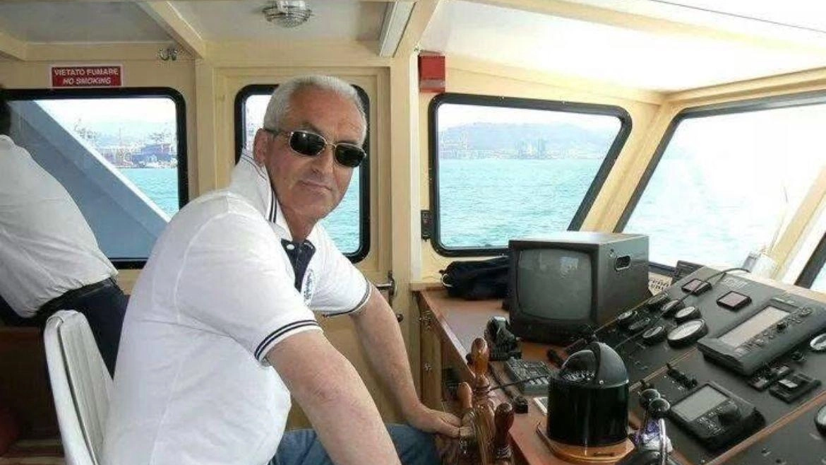 Nato a Monterosso il 28 gennaio 1954, Enrico Moggia ha iniziato la sua carriera negli anni ’80 nella Navigazione Golfo dei Poeti, ricoprendo tutti i ruoli, da marinaio a comandante Nato a Monterosso il 28 gennaio 1954, Enrico Moggia ha iniziato la sua carriera negli anni ’80 nella Navigazione Golfo dei Poeti, ricoprendo tutti i ruoli, da marinaio a comandante