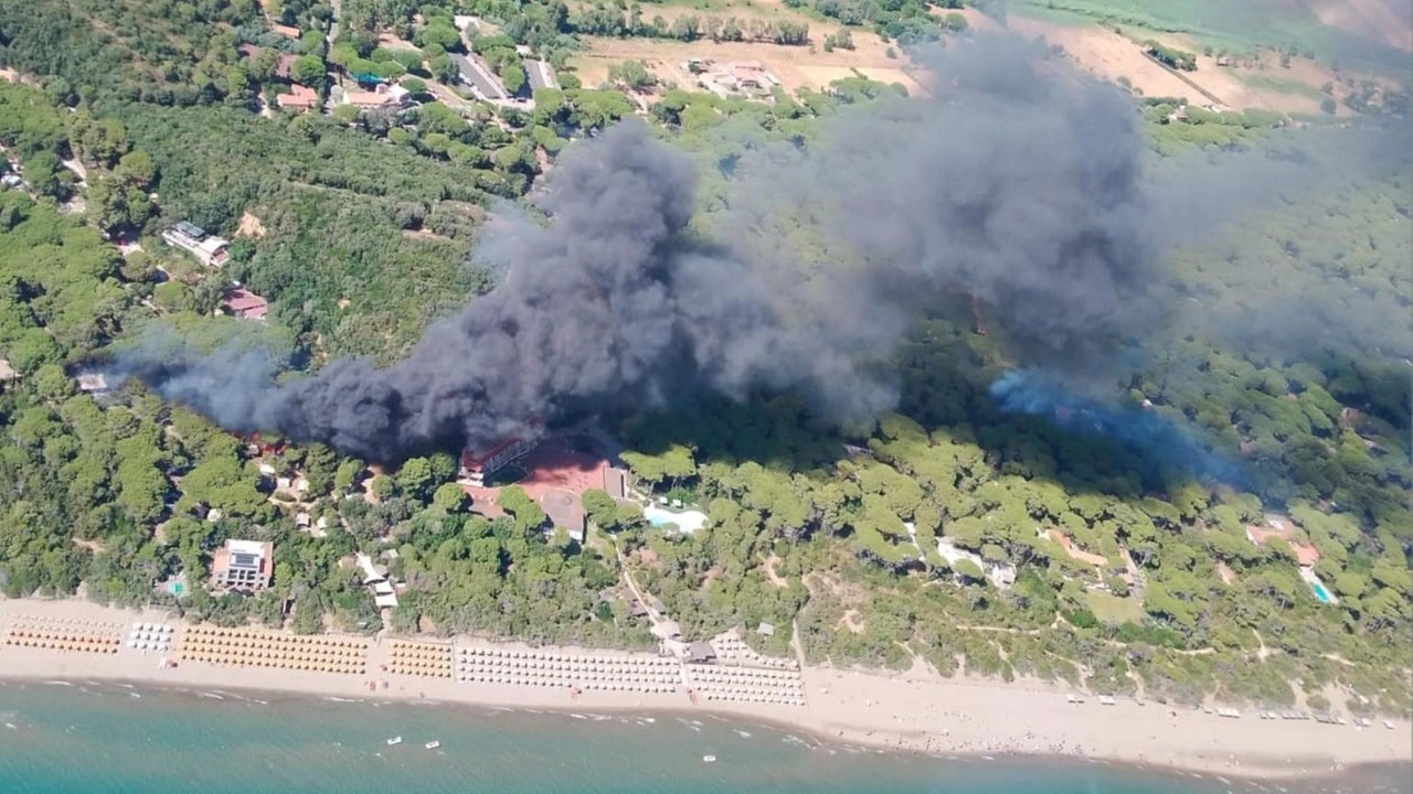 Struttura è in una pineta, scoppiano bombole del gas Struttura è in una pineta, scoppiano bombole del gas