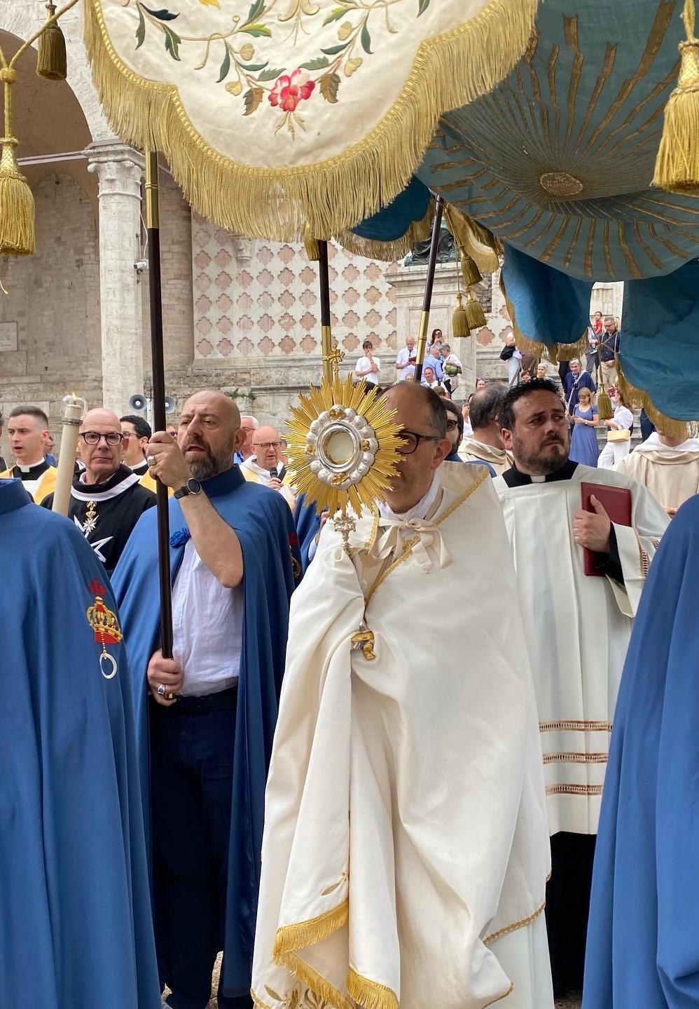 La città celebra il Corpus Domini: "La povertà di memoria espone alla tragedia della guerra" La città celebra il Corpus Domini: "La povertà di memoria espone alla tragedia della guerra"