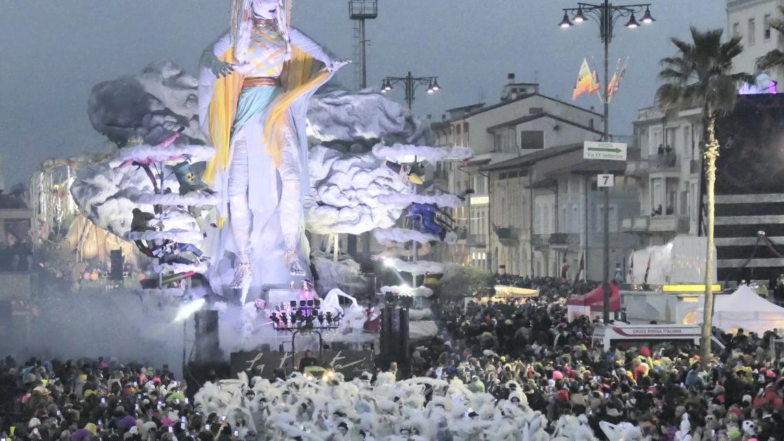 Oggi ci si aspetta un corso mascherato con presenze eccezionali sui viali a mare
