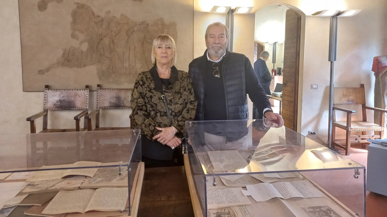 I figli di Gino Nardi, Patrizia e Alessandro, nella sala espositiva dell’Archivio