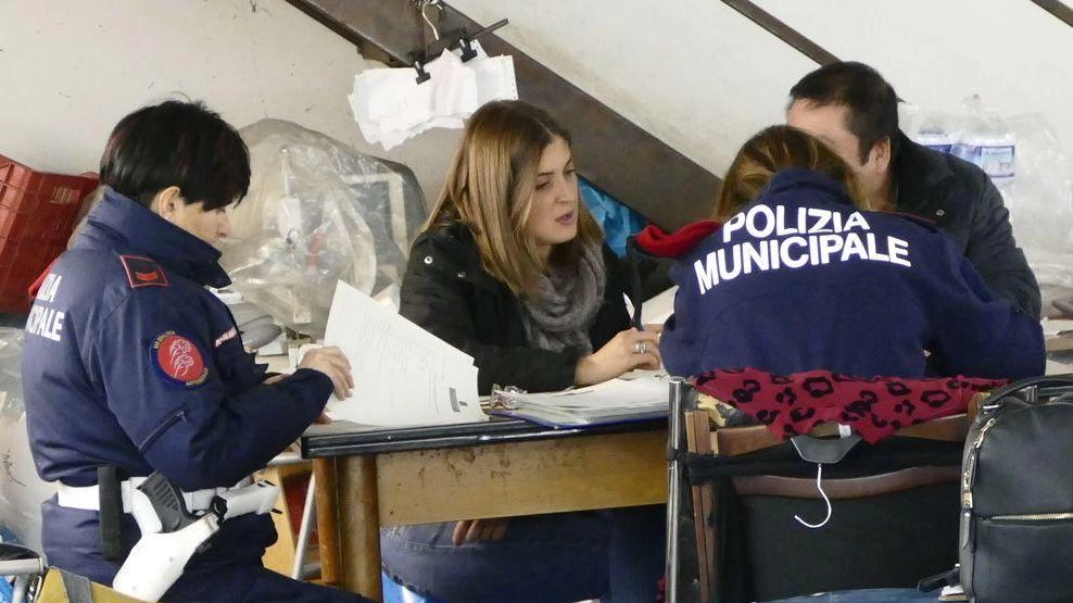Un controllo della polizia municipale in una attività manifatturiera Un controllo della polizia municipale in una attività manifatturiera