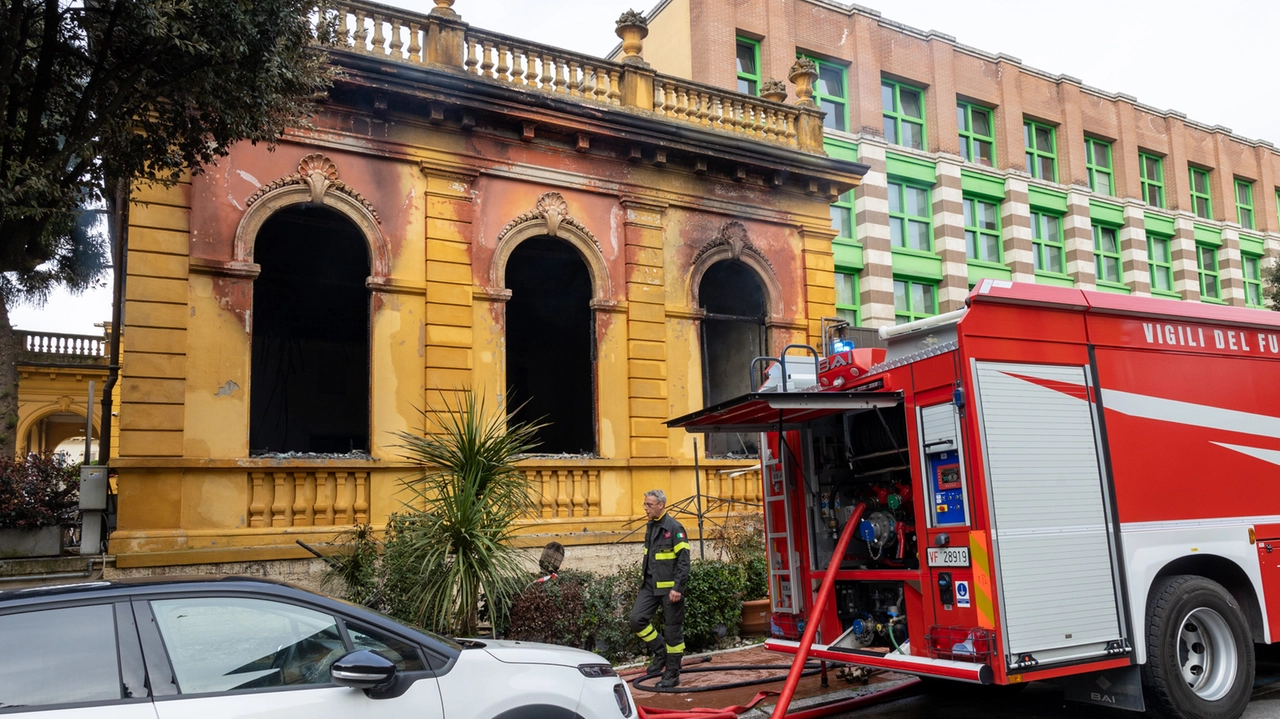La facciata storica del Kursaal annerita dall’incendio (Goiorani)