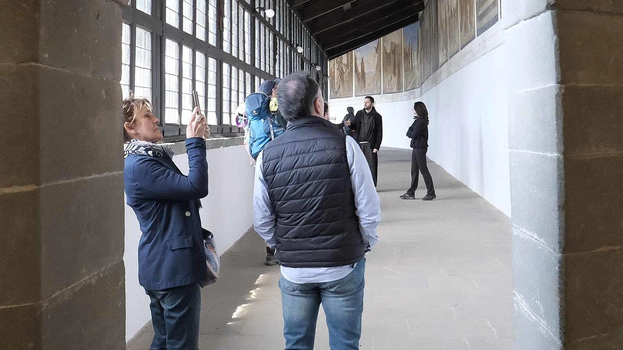 La scia dell’anniversario delle Stimmate di San Francesco continua a richiamare al santuario numerosissimi pellegrini, ma anche visitatori e laici curiosi di scoprire questo luogo di grande suggestione e spiritualità La scia dell’anniversario delle Stimmate di San Francesco continua a richiamare al santuario numerosissimi pellegrini, ma anche visitatori e laici curiosi di scoprire questo luogo di grande suggestione e spiritualità