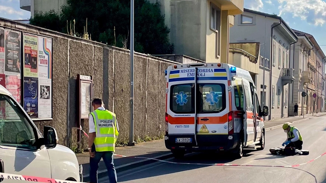 I soccorsi sul. luogo dell’incidente di luglio tra un 34enne in monopattino e un furgoncino all’incrocio tra via Fucini e viale Amendola (Tommaso Gasperini/ FotoGermogli)
