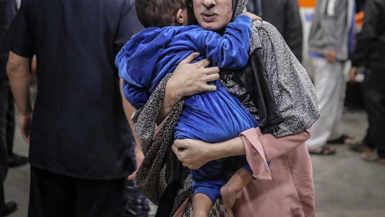 Il Meyer ospita quattro bambini da Gaza con traumi e ustioni, due con immunodeficienza. Accolti a Bologna, trasferiti a Firenze per cure specializzate. Il Meyer ospita quattro bambini da Gaza con traumi e ustioni, due con immunodeficienza. Accolti a Bologna, trasferiti a Firenze per cure specializzate.
