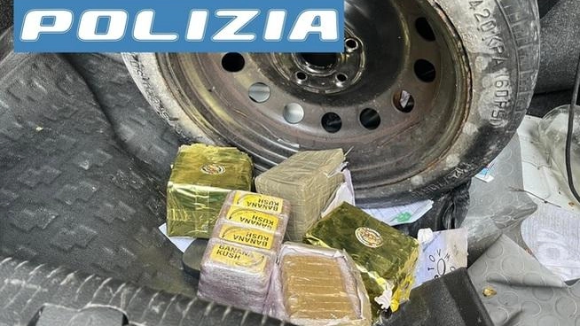 I cinque chili di hashish nascosti sotto la ruota di scorta di una Golf I cinque chili di hashish nascosti sotto la ruota di scorta di una Golf