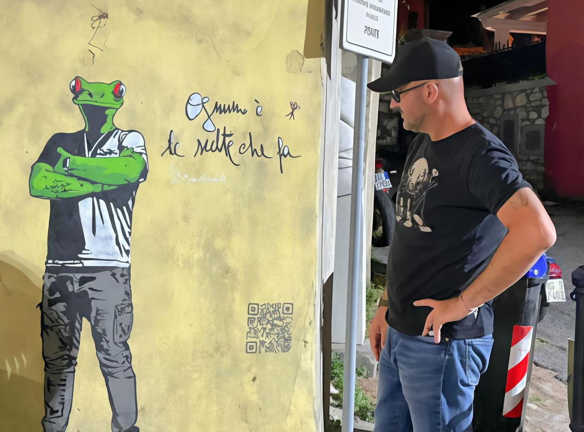 Una sorpresa nel paese di Torano ’Mr. Savethewall’ dona un’opera. Performance nel borgo dei cavatori Una sorpresa nel paese di Torano ’Mr. Savethewall’ dona un’opera. Performance nel borgo dei cavatori