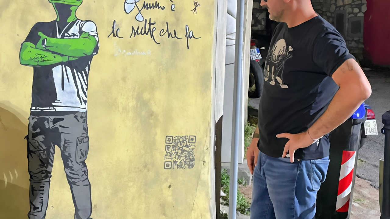 Si tratta del primo autoritratto dell’artista disegnato su muro: ha scelto Carrara per farlo. Ironica Castè: "Nella piazzetta non volava una mosca: uno dei cibi preferiti dai ranocchi". Si tratta del primo autoritratto dell’artista disegnato su muro: ha scelto Carrara per farlo. Ironica Castè: "Nella piazzetta non volava una mosca: uno dei cibi preferiti dai ranocchi".