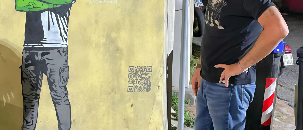 Una sorpresa nel paese di Torano ’Mr. Savethewall’ dona un’opera. Performance nel borgo dei cavatori