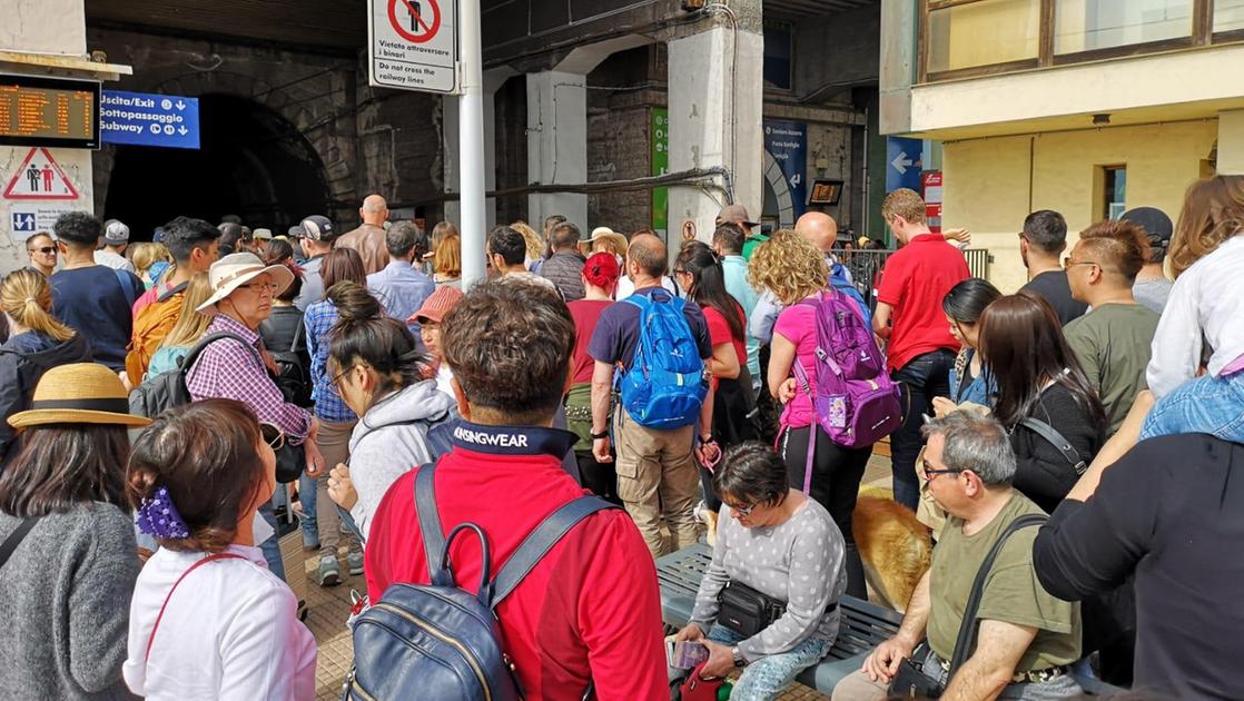 Vacanza da incubo alle Cinque Terre, lo sfogo dei turisti: “Oltre 200 euro di biglietti per stare nelle stazioni” Vacanza da incubo alle Cinque Terre, lo sfogo dei turisti: “Oltre 200 euro di biglietti per stare nelle stazioni”