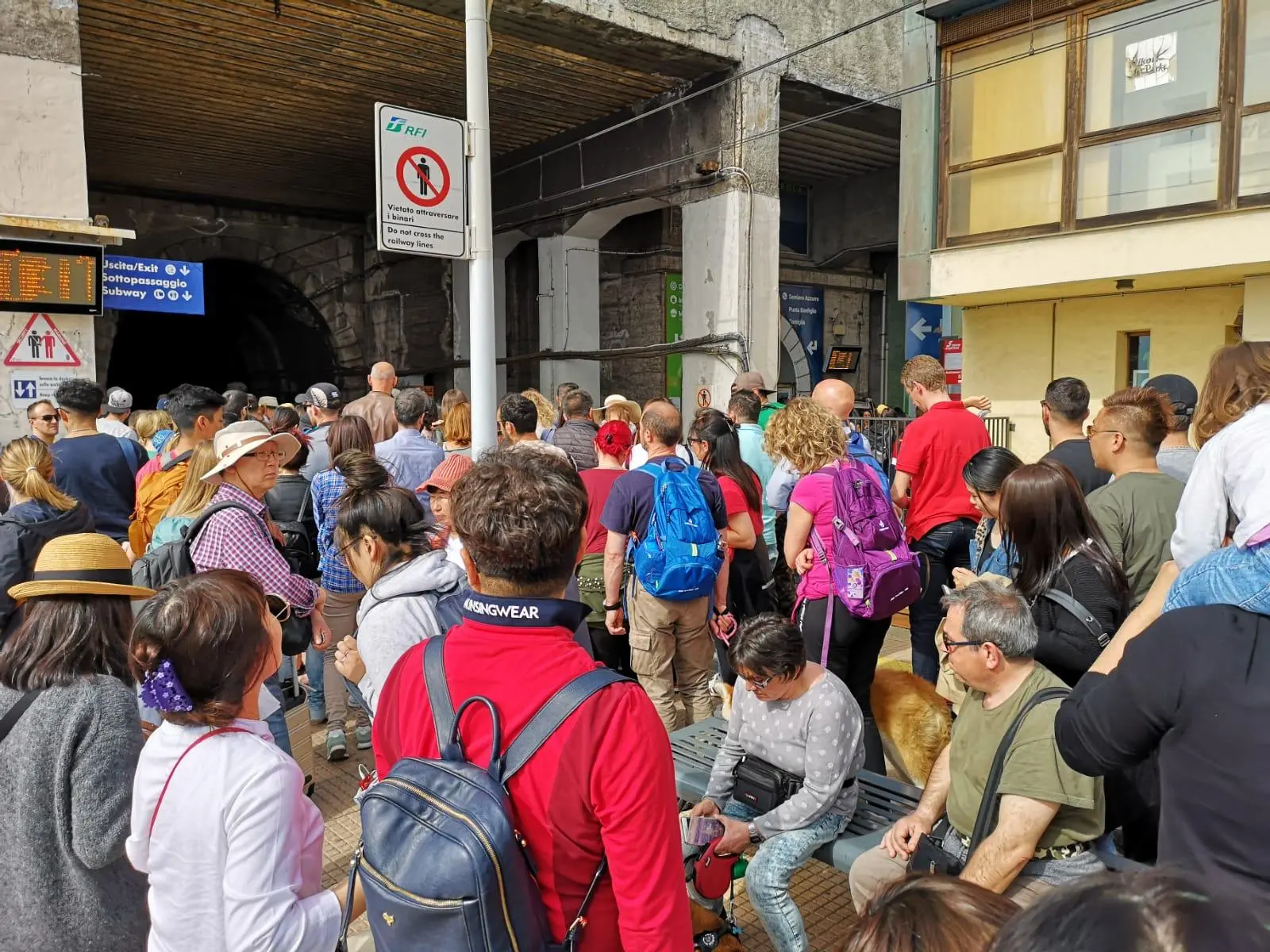 Vacanza da incubo alle Cinque Terre, lo sfogo dei turisti: “Oltre 200 euro di biglietti per stare nelle stazioni”