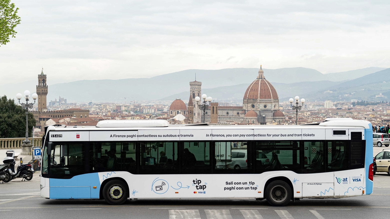 Un autobus di Autolinee Toscane al piazzale Michelangelo di Firenze