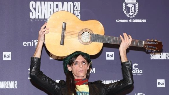 Lucio Corsi sarà protagonista al Prato nella serata del 10 luglio del Mengo Music Fest, occasione per ascoltare dal vivo una tappa del suo tour estivo Lucio Corsi sarà protagonista al Prato nella serata del 10 luglio del Mengo Music Fest, occasione per ascoltare dal vivo una tappa del suo tour estivo