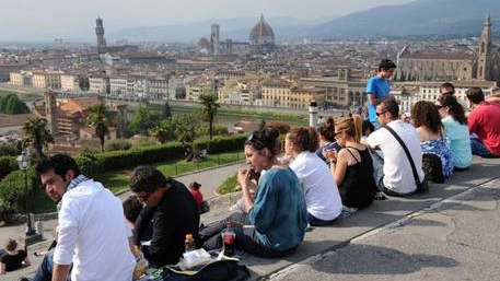 Turisti a Firenze (Foto Ansa) Turisti a Firenze (Foto Ansa)