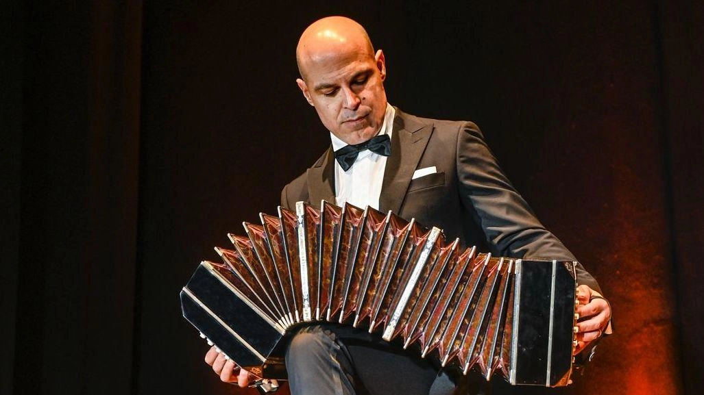 Il musicista Fabio Furìa, che con il suo concerto “Otto stagioni per un bandoneon” aprirà domani sera la rassegna “Note nei chiostri empolesi” Il musicista Fabio Furìa, che con il suo concerto “Otto stagioni per un bandoneon” aprirà domani sera la rassegna “Note nei chiostri empolesi”