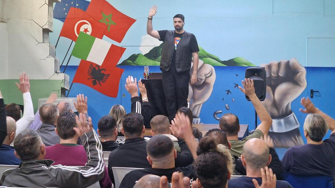 magie in santa caterina un ora di leggerezza per cinquanta detenuti incantati da zazza da Lanazione.it magie in santa caterina un ora di leggerezza per cinquanta detenuti incantati da zazza