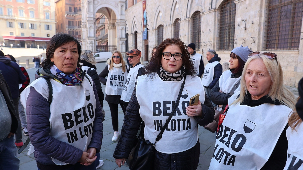 Lavoratrici Beko a Siena durante la vertenza per salvare la fabbrica