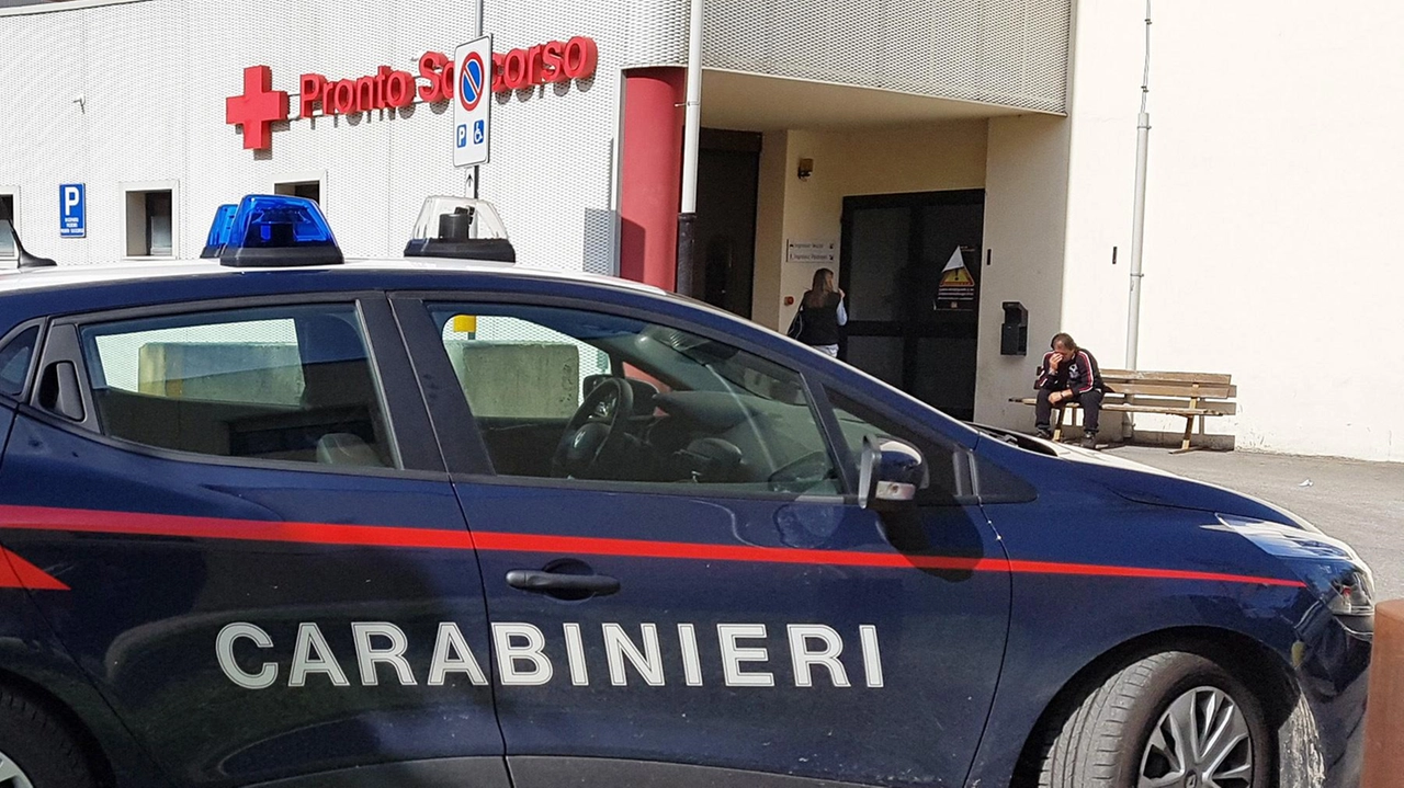 I carabinieri di Orvieto sono intervenuti dopo l’allarme lanciato dal personale sanitario e hanno bloccato l’uomo