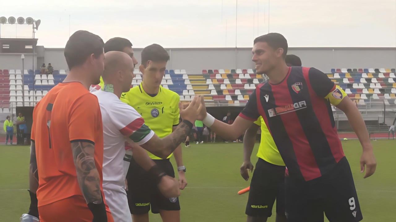 Il saluto tra i capitani prima dell’amichevole tra Montevarchi e Grassina. L’ultima per i rossoblù prima dell’inizio degli impegni ufficiali