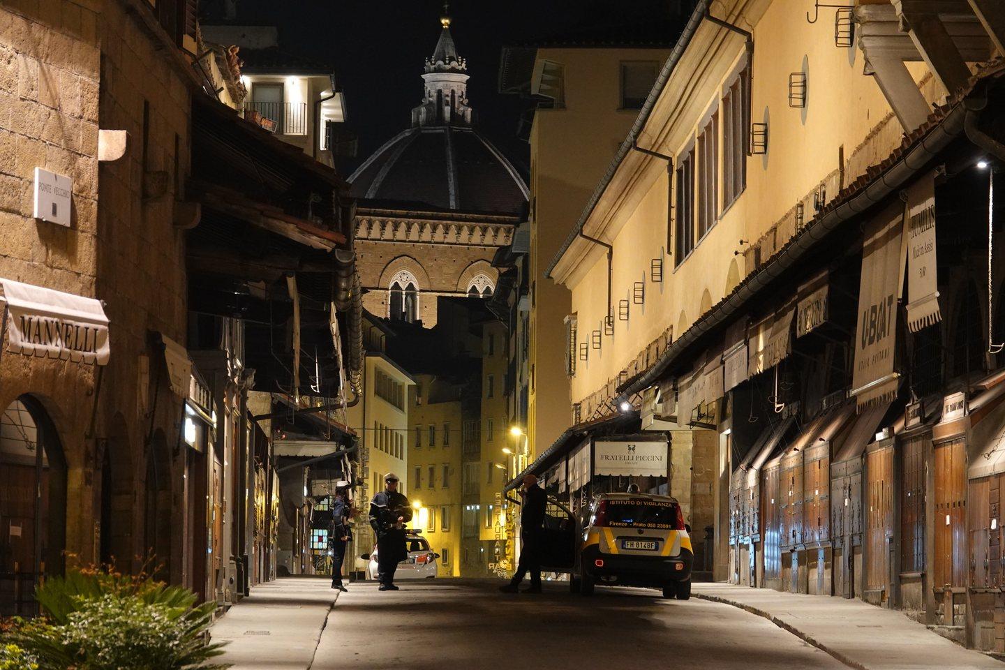 Blackout spegne il centro di Firenze. Case e locali al buio per colpa di un cavo Blackout spegne il centro di Firenze. Case e locali al buio per colpa di un cavo