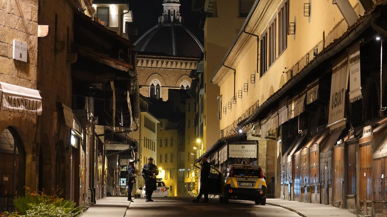 Buio per le strade del centro di Firenze (Foto di archivio New Press Photo ) Buio per le strade del centro di Firenze (Foto di archivio New Press Photo )