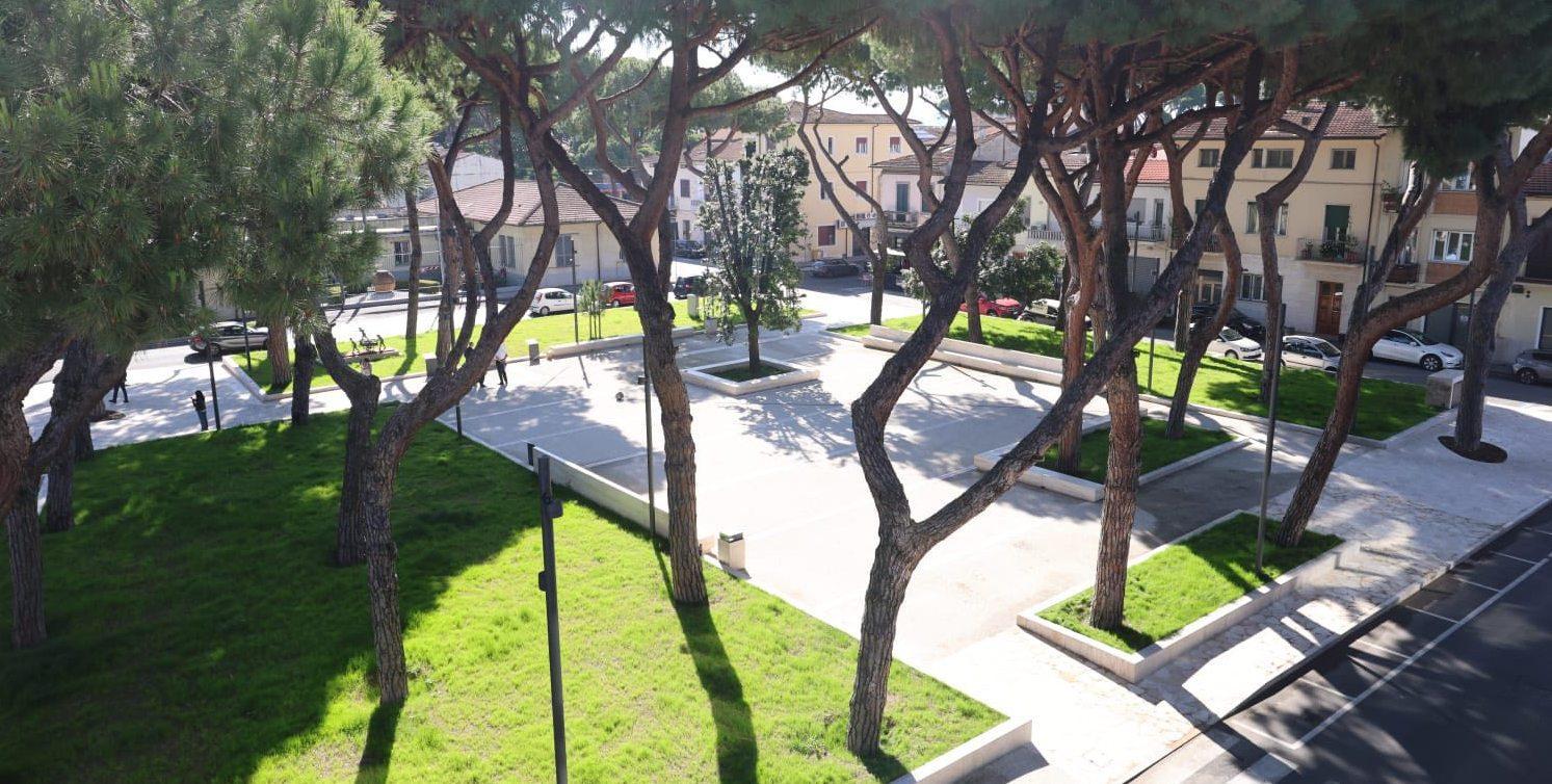 https://www.lanazione.it/image-service/view/acePublic/alias/contentid/YjYxY2EyMGUtNjY0YS00/0/linaugurazione-di-piazza-viani-un-dovuto-omaggio-allartista.jpeg