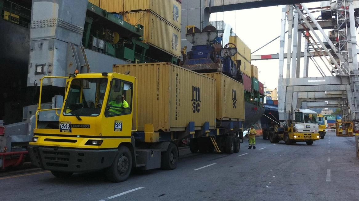 Operazioni all’interno del terminal di Lsct, nel porto della Spezia (. foto d’archivio Operazioni all’interno del terminal di Lsct, nel porto della Spezia (. foto d’archivio