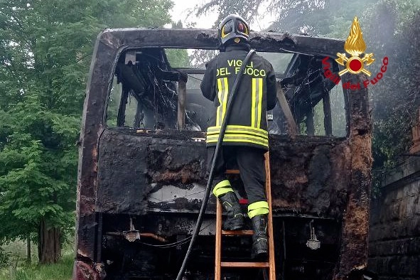 Bus in fiamme, l'intervento dei vigili del fuoco