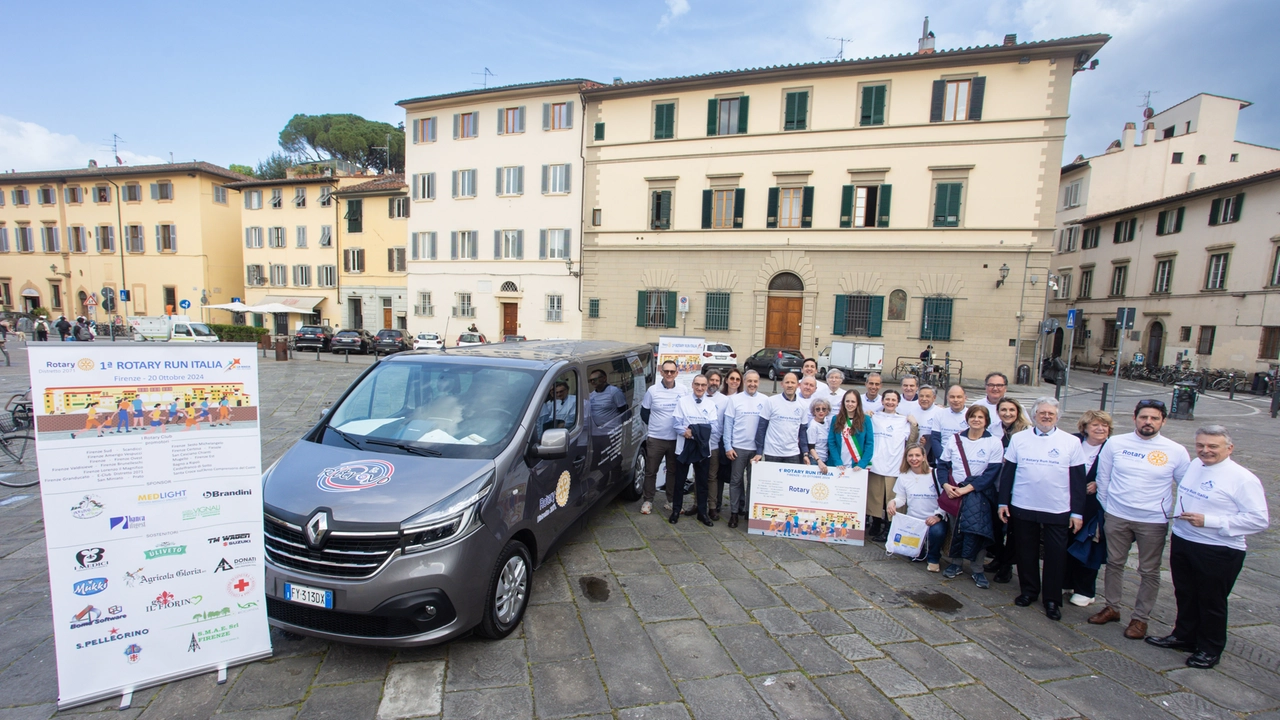 Il momento della consegna del pulmino all'Associazione Il Ritrovo. Foto Giuseppe Cabras